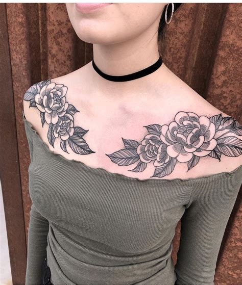 tatuajes entre pecho mujer|Tatuajes en el pecho para mujeres